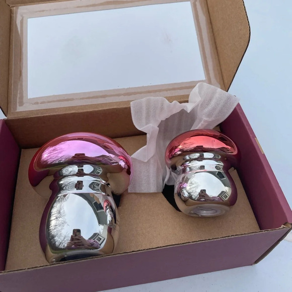 NWT Urban Outfitters Mushroom Salt And Pepper Shaker Set - Picture 9 of 11